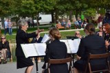 Koncert Miejskiej Orkiestry Dętej na wyspie w parki miejskim w Zduńskiej Woli ZDJĘCIA I FILM