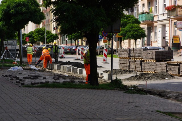 Przy ulicy Górnośląskiej w Kaliszu trwa wielkie układanie kostki brukowej