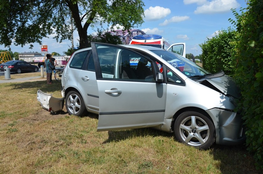 Ciągnik uderzył w forda, który zatrzymał się przed...