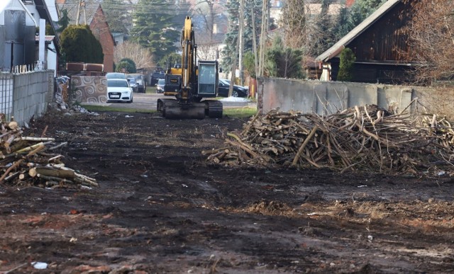 Wykonawca wyciął już drzewa i krzaki z placu na tyłach sanepidu,będzie tam parking i przedłużenie ulicy Piwnej do Staromiejskiej.