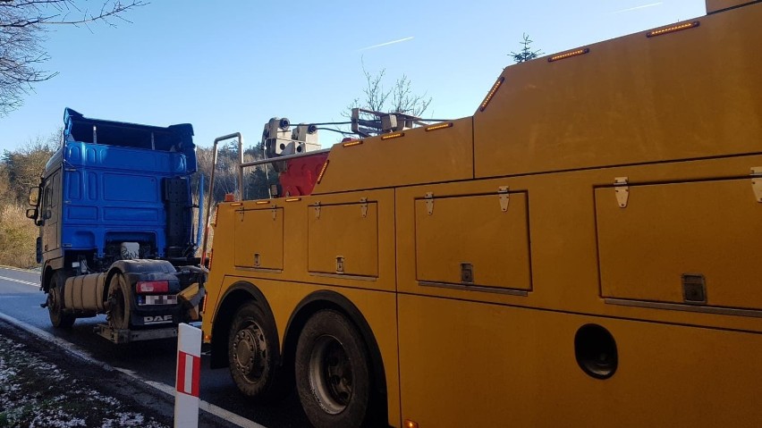 Ciężarówka zablokowała krajową "szesnastkę" w Kłódce pod Grudziądzem [zdjęcia]