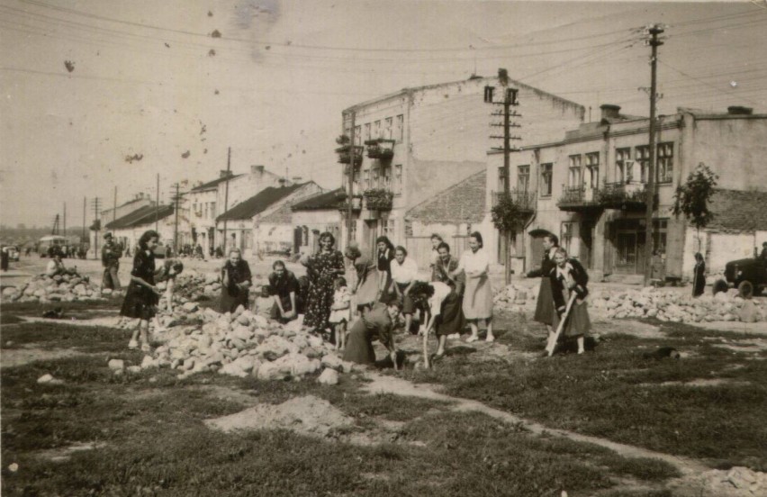 Rok 1949. Młodzież porządkująca teren placu Narutowicza