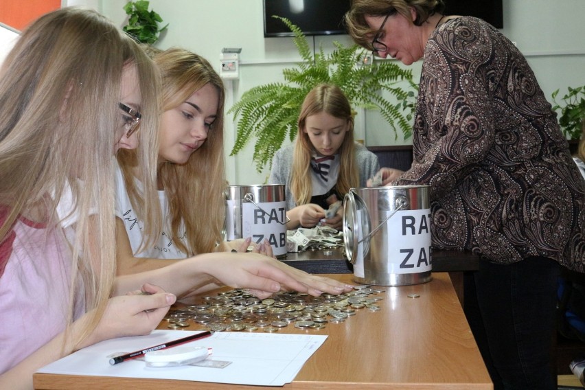Kwesta Radomsko 2019. Policzono pieniądze zebrane na ratowanie zabytkowych grobów