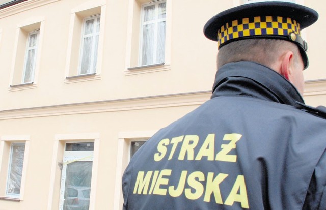 Strażnika miejski z Piotrkowa został oskarżony o kradzież i gwałt