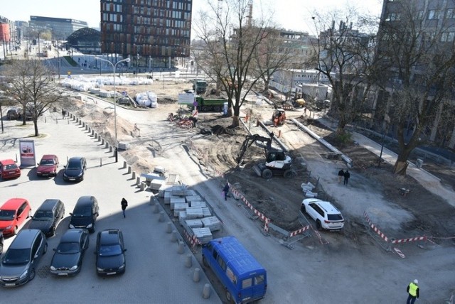 Na lipiec planowane jest zakończenie przeciągającej się przebudowy ul. Traugutta remontowanej w ramach programu Rewitalizacji Obszarowej Centrum Łodzi. Prace  weszły tam w końcowy etap robót.


Czytaj na kolejnych slajdach 