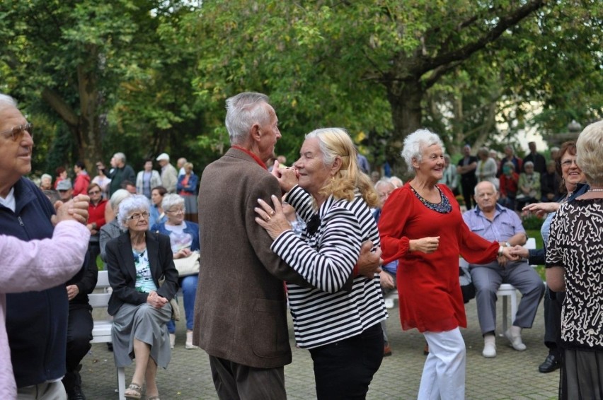 Szalona zabawa seniorów w Parku Zdrojowym w Busku. To trzeba zobaczyć! (WIDEO, ZDJĘCIA)