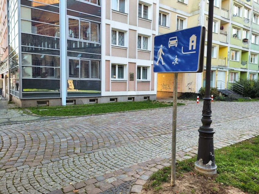 Koniec darmowego parkowania koło kościoła Mariackiego w Słupsku. Już zmieniono oznakowanie