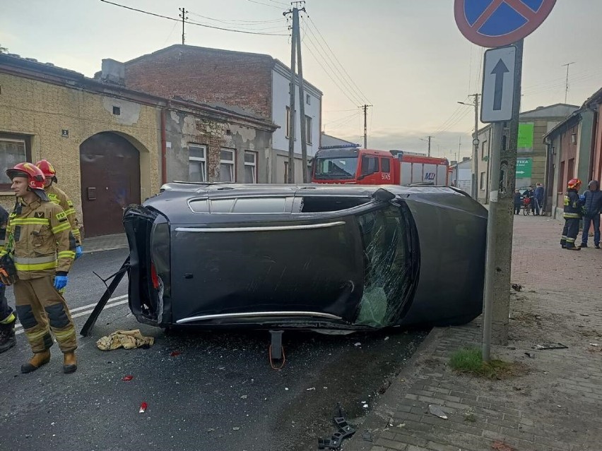 Wypadek na DK 91 w Kamieńsku. Volkswagen uderzył w budynek i ciężarówkę. ZDJĘCIA