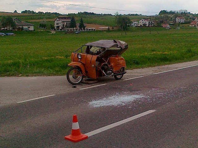 Wypadek w Lubli. Auto potrąciło wózek inwalidzki [zdjęcia]