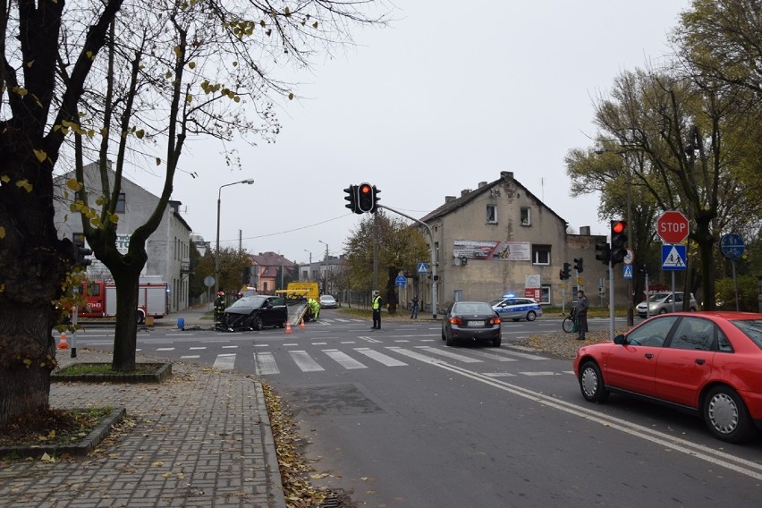 Wypadek na skrzyżowaniu Łódzkiej i Dąbrowskiego w Zduńskiej Woli [zdjęcia]