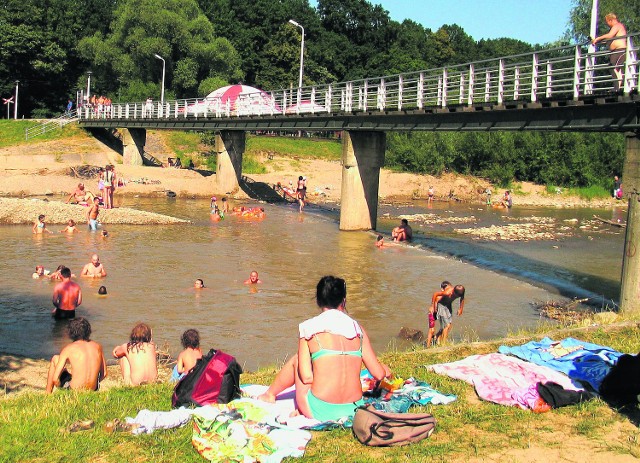 Mimo zakazu, w rzece Koszarawie w Żywcu kąpie się sporo osób