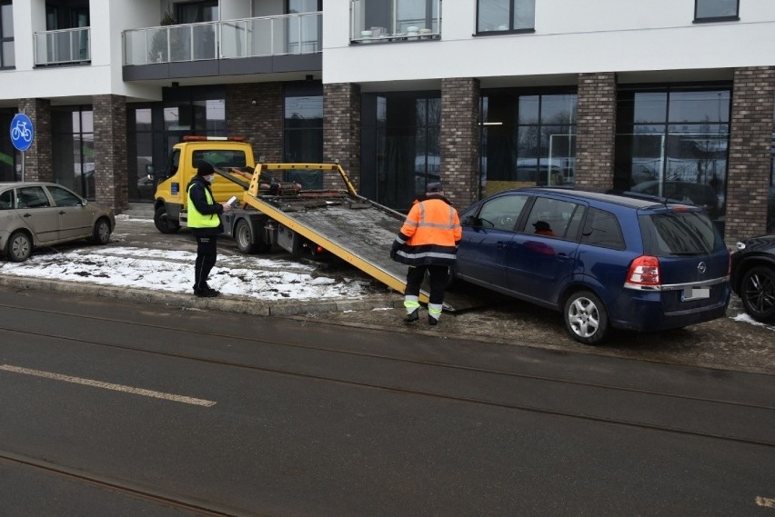 Źle zaparkowane auto przez godzinę blokowało przejazd tramwajom. Pojazd został odholowany