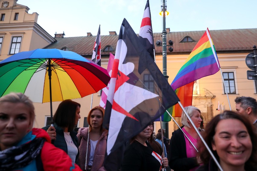 Protest środowisk LGBT przed krakowską kurią 