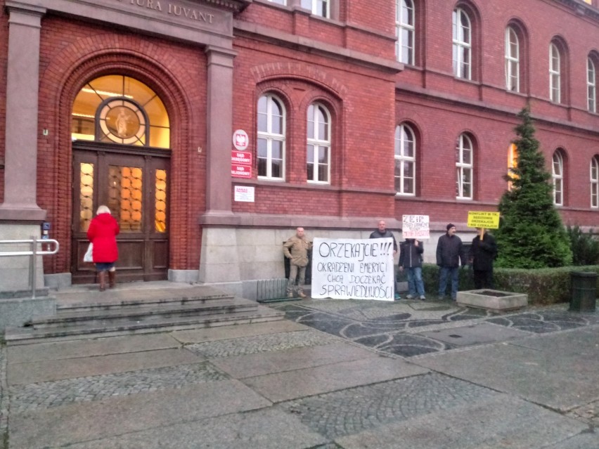 Objęci ustawą dezubekizacyjną protestowali pod Sądem Okręgowym w Świdnicy 