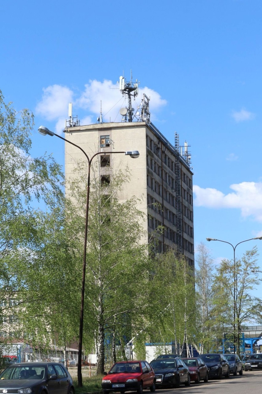 Najwyższy budynek w Wieluniu w przebudowie. Zdemontowano okna ZDJĘCIA