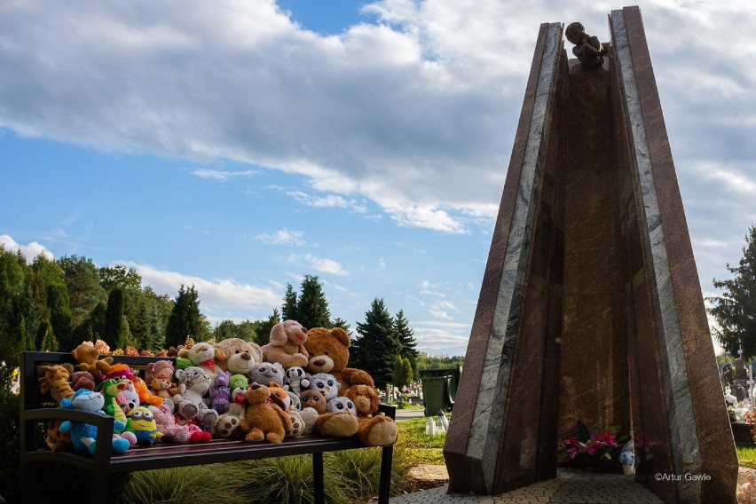 Tarnów. Wzruszająca uroczystość na cmentarzu w Mościcach. Pochowano dzieci utracone [ZDJĘCIA]                    