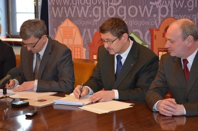 Od lewej: prezes spółki WUPRINŻ Zbigniew Ziała, prezydent Głogowa Jan Zubowski i wiceprezydent Leszek Rybak.