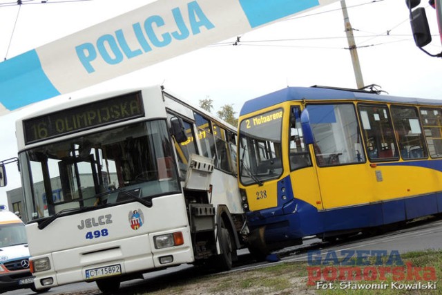 Wypadek w Toruniu. 11 osób poszkodowanych po zderzeniu tramwaju z autobusem [ZDJĘCIA]