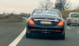 Mercedes jako prezent od bezdomnego: zdjęcie samochodu z napisem na tylnej szybie podbija internet!