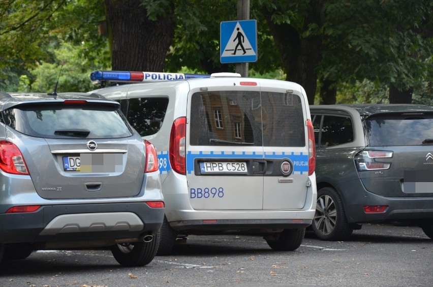 Alarmy bombowe w głogowskich szkołach. Policja sprawdzała placówki