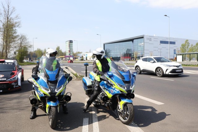 Szacowana wysokość wynagrodzenia: 




Sprawdź, ile zarabiają policjanci na innych stanowiskach. Kliknij strzałkę i przejdź do kolejnego zdjęcia >>>