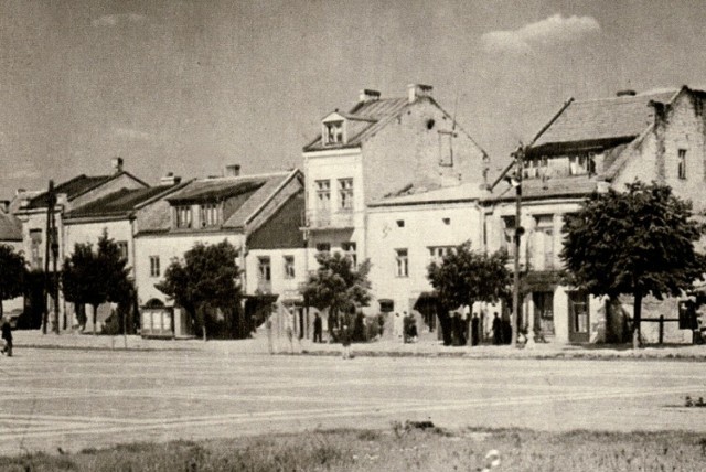 Często zastanawiamy się jak było kiedyś, jak wyglądało miasto w którym żyjemy. Udajcie się z nami w podróż do 1954 roku. Zobaczcie jak wyglądał Ostrowiec Świętokrzyscy i ostrowczanie. Na zdjęciu Rynek w Ostrowcu. >>>ZOBACZ WIĘCEJ NA KOLEJNYCH SLAJDACH fotopolska.eu