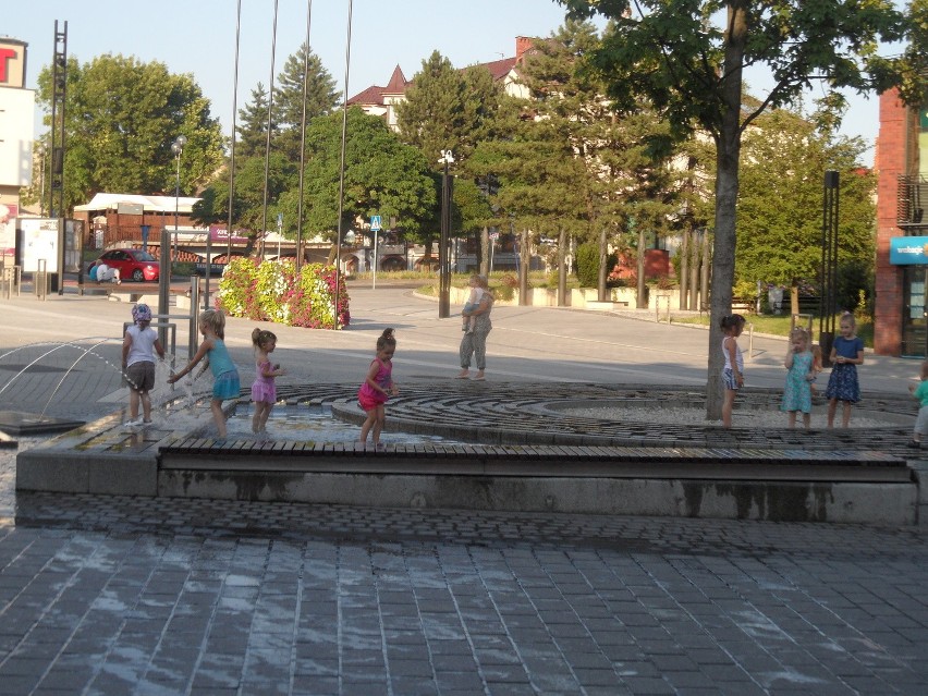 Jaworzno: rodzice łamią zakaz. Dzieci nadal kąpią się w fontannach