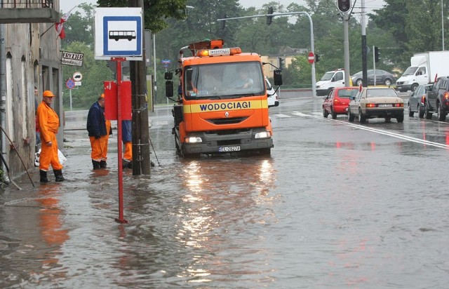 Podczas silnych opadów po zachodniej stronie jezdni tworzą się duże rozlewiska.