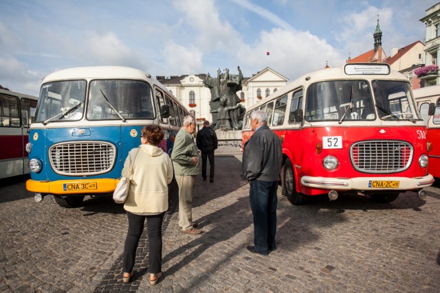 Zabytkowe autobusy z całej Polski będzie można podziwiać 10.00-14.00 na wystawie na parkingu przed Łuczniczką, od 15.00 wyruszą one na specjalne linie