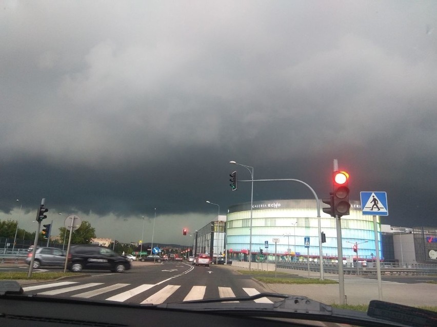 Potężna nawałnica nad Kielcami. Ciemno, ulewa i grad. Wylała Silnica! [ZDJĘCIA, WIDEO]