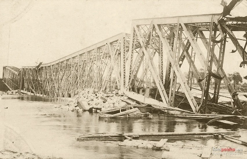 Most kolejowy na rzece Bug
Zniszczony most kolejowy na rzece...