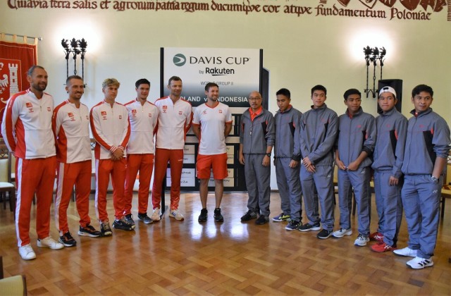 W piątek, 16 września o godz. 15 rozpocznie się w Inowrocławiu mecz tenisowy o Puchar Davisa pomiędzy reprezentacjami Polski i Indonezji. W inowrocławskim ratuszu odbyła się  prezentacja zawodników i l;osowanie spotkań
