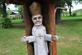 Powiat zamojski. Serdeczny Jan Paweł II wyrzeźbiony w drewnie i inne świątki Bondyrza