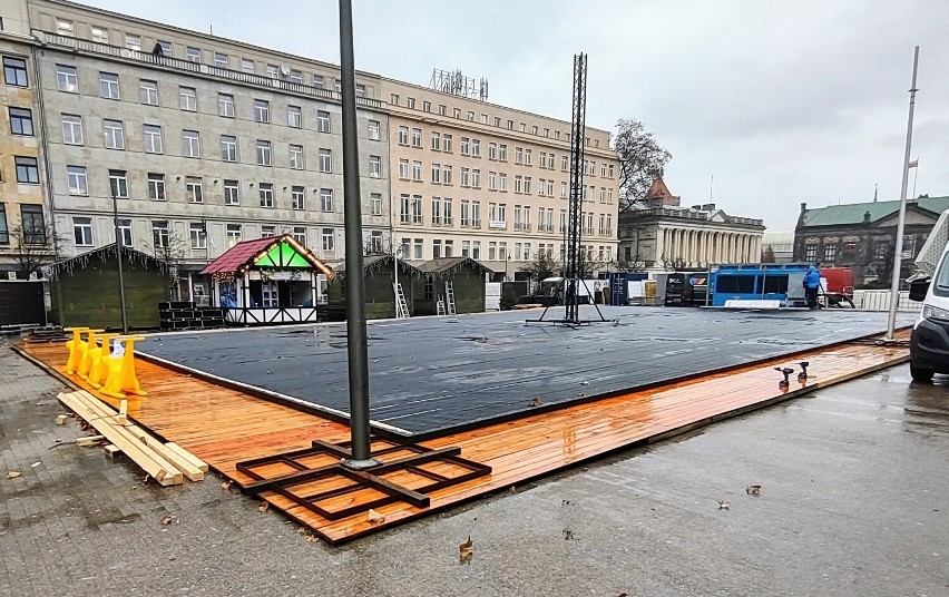 Na placu Wolności w Poznaniu powstaje lodowisko. Na miejscu...