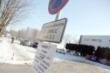 Ul. Kameralna: Samochody stoją na trawie, bo parking zamknięty