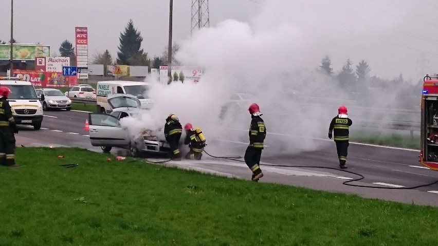Sosnowiec: Kierująca autobusem uratowała płonący samochód