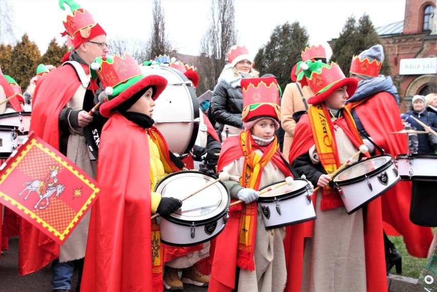 Tłumy mieszkańców Zamościa uczestniczyły w barwnym Orszaku Trzech Króli 
