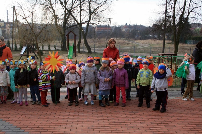 Dzieci z przedszkola Przyjaciół Książki w Sierakowie przywitały wiosnę