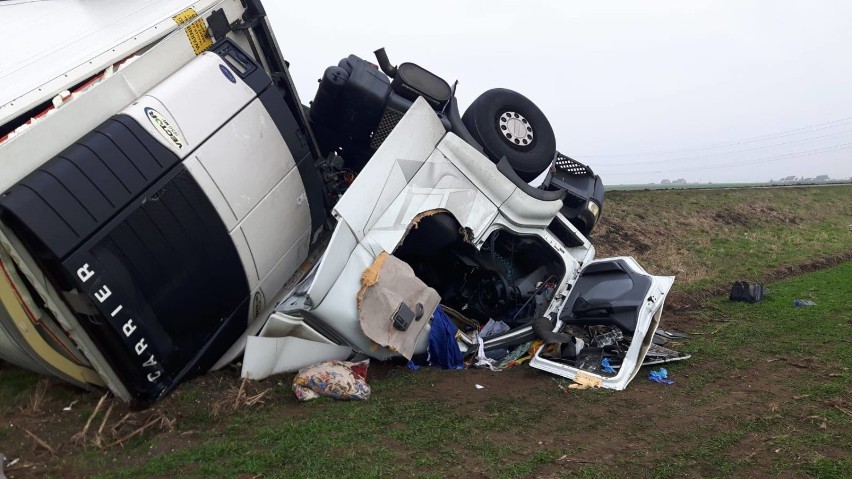 Wypadek tira na DW 409 w Dobrej. Zginął 42-letni kierowca z Zabrza