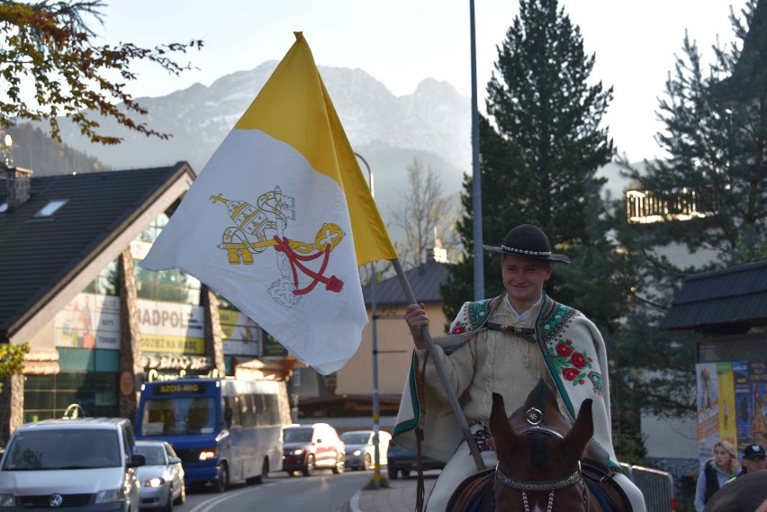 Zakopane. Banderia konna, górnicza orkiestra dęta i setki wiernych. Tak wyglądała doroczna pielgrzymka maryjna