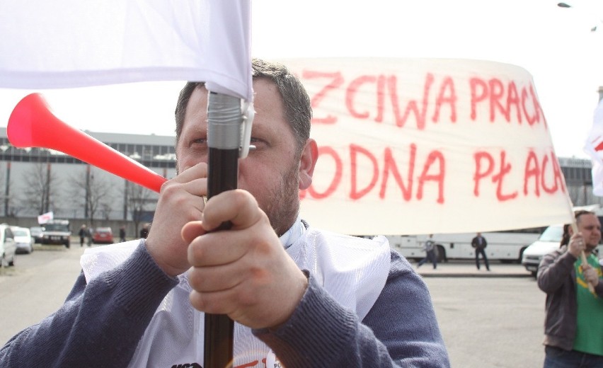 Pracownicy tyskiego Fiata protestowali w czwartek przed siedzibą firmy. Domagają się podwyżek