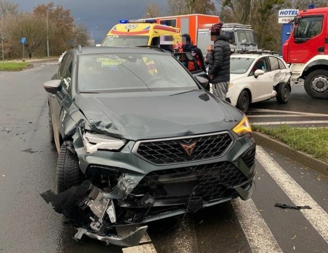 W czwartek doszło w Toruniu do zderzenia dwóch samochodów osobowych. Mamy zdjęcia z miejsca wypadku.