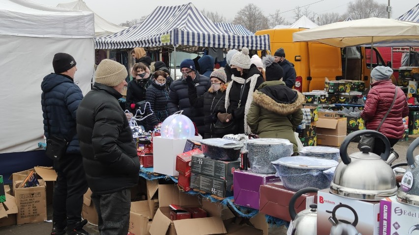 Przedświąteczne zakupy na targowisku przy Dmowskiego w...