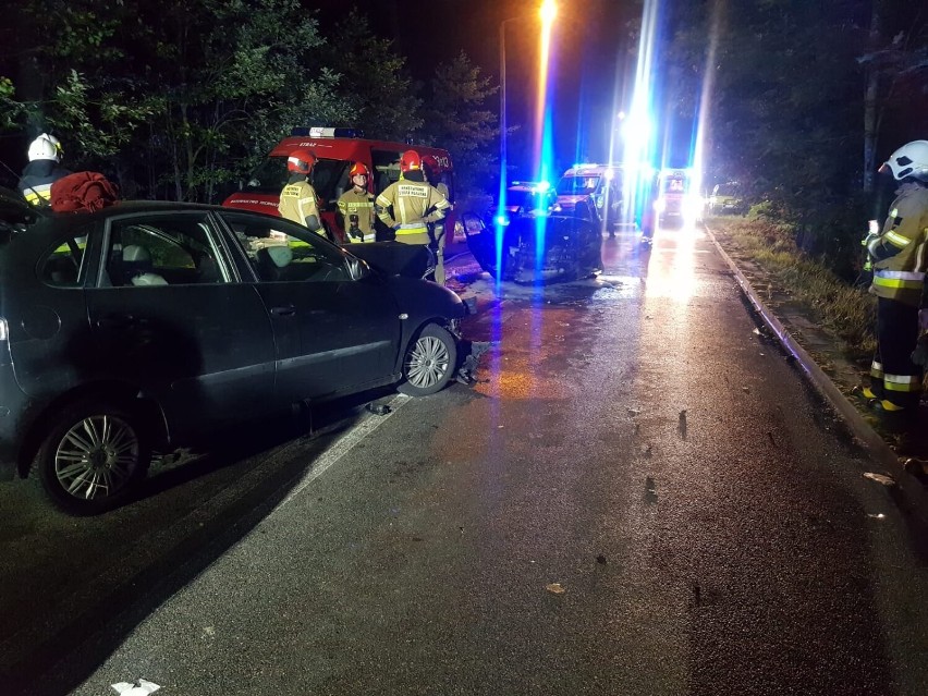 Wypadek drogowy w Stegnie. Zderzenie dwóch samochodów, siedem osób poszkodowanych