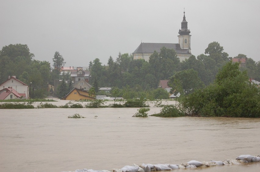 Tarnowskie: Tuchów przykryła gigantyczna fala (ZDJĘCIA)