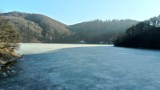 Zamarznięte jezioro w Zagórzu Śląskim robi wrażenie [ZDJĘCIA]  