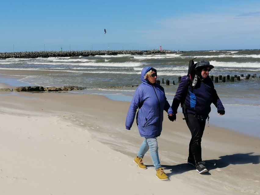 Ale wiało w Kołobrzegu! Kitesurferzy ruszyli na plażę. Korzystali z wiatru, fal i słońca