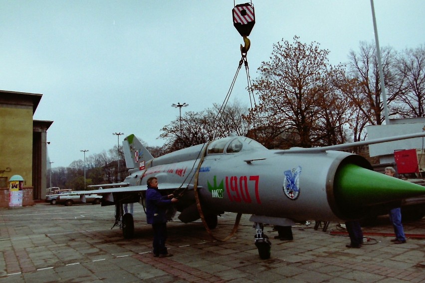 Samolot przed halą sportową przy al. Politechniki w Łodzi...