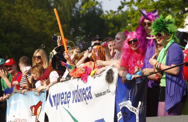 Dziś po godz. 18 studenci przybyli kolorowym korowodem pod urząd ...