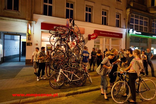 Rowerzyści w Poznaniu nie mają lekkiego życia. Chcąc zostawić ...